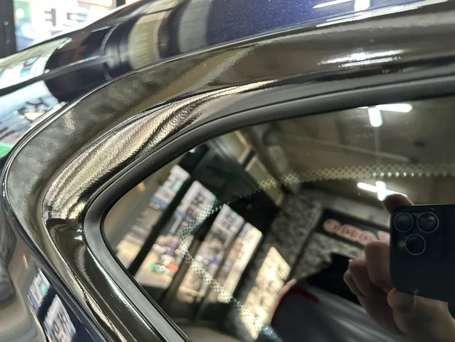 BMW 6 Series GTのカーラッピング事例:窓枠ブラック化で洗練された印象に 施工写真 1-2