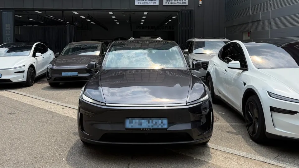 Tesla Model Yのカーラッピング事例|サテンブラックの変貌 施工写真 1-1