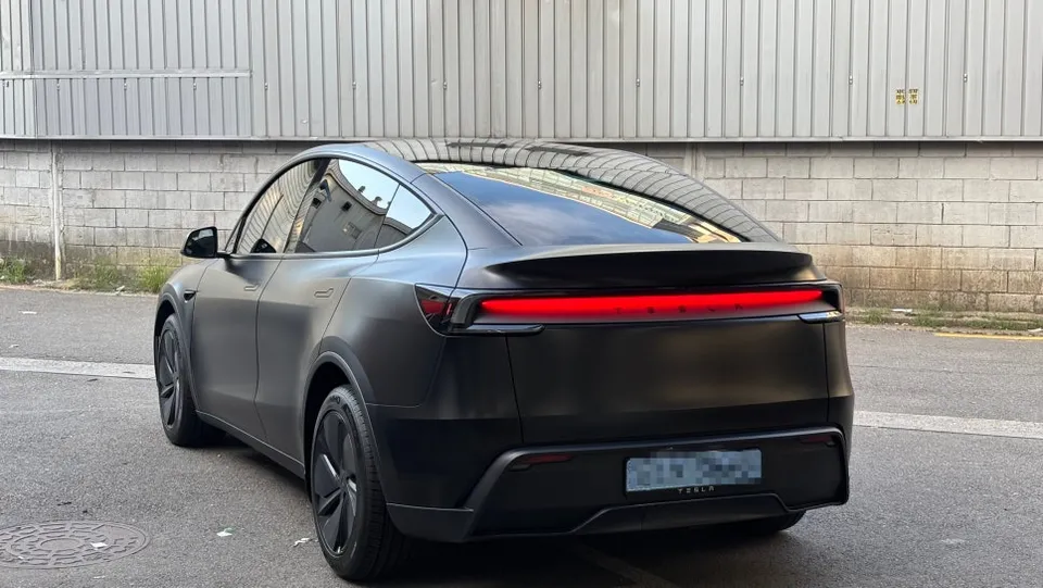 Tesla Model Yのカーラッピング事例|サテンブラックの変貌 施工写真 2-1