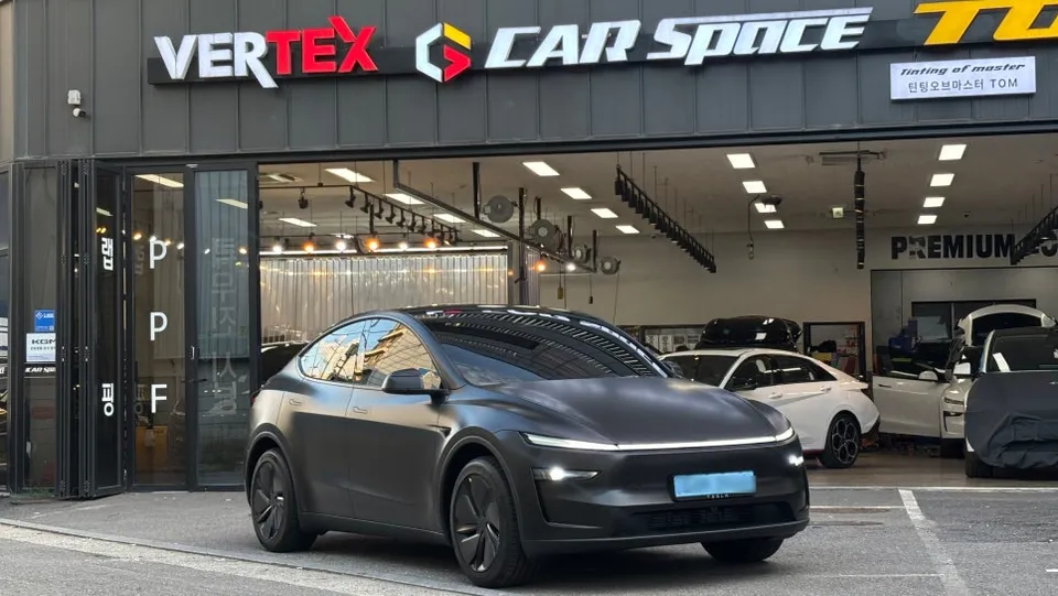Tesla Model Yのカーラッピング事例|サテンブラックの変貌 施工写真 3-1