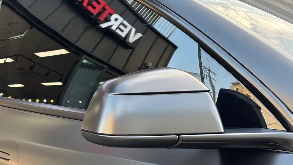 Tesla Model Yのカーラッピング事例|サテンブラックの変貌 施工写真 1-2