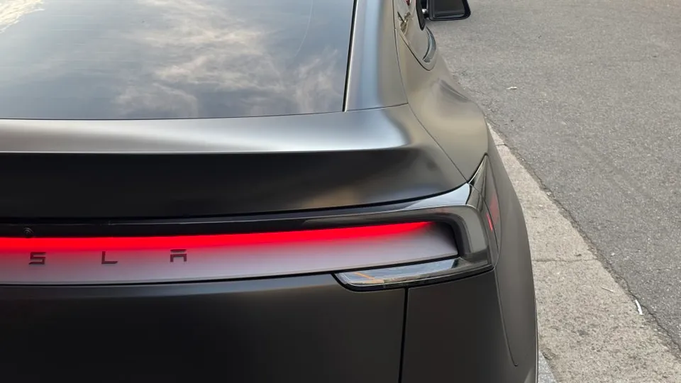 Tesla Model Yのカーラッピング事例|サテンブラックの変貌 施工写真 2-2