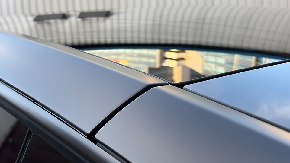 Tesla Model Yのカーラッピング事例|サテンブラックの変貌 施工写真 3-2