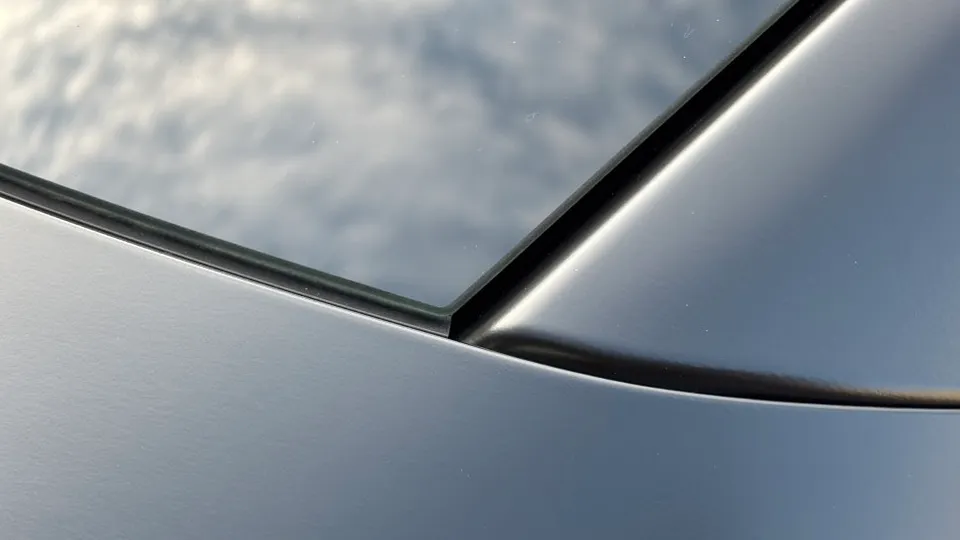 Tesla Model Yのカーラッピング事例|サテンブラックの変貌 施工写真 2-3