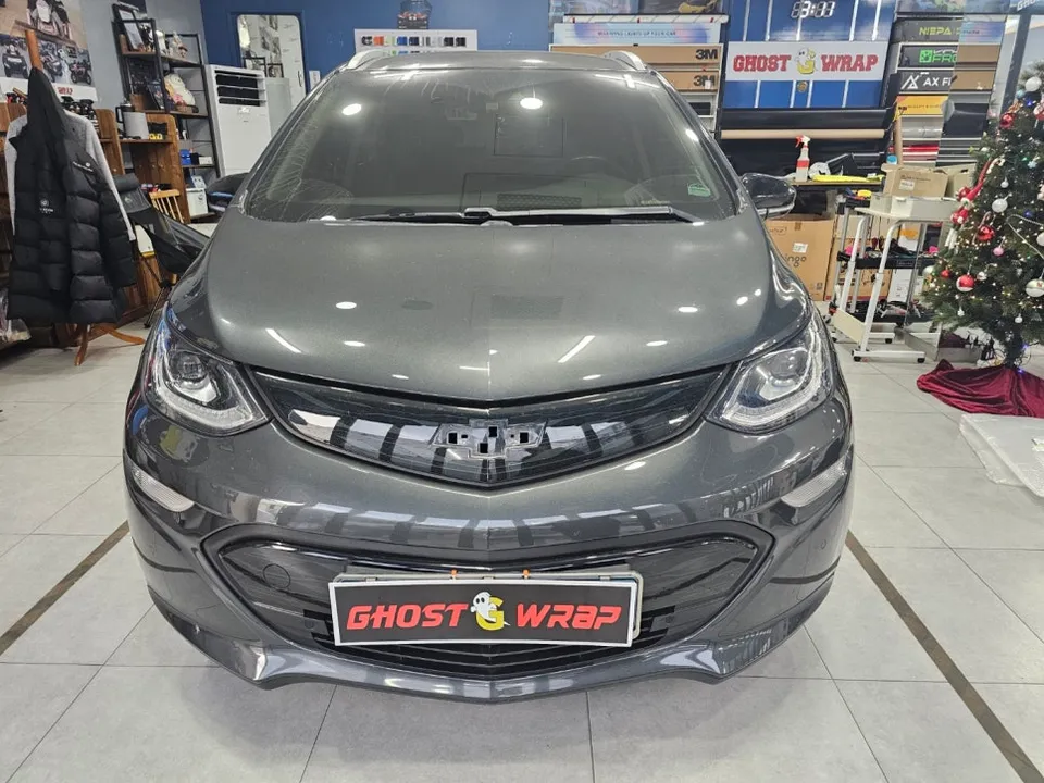 Chevrolet Bolt EVのエンブレムラッピング事例 施工写真 1-1