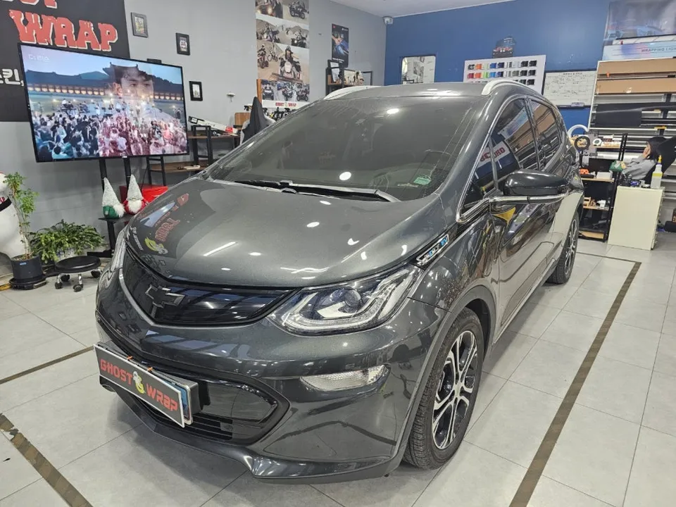 Chevrolet Bolt EVのエンブレムラッピング事例 施工写真 2-1