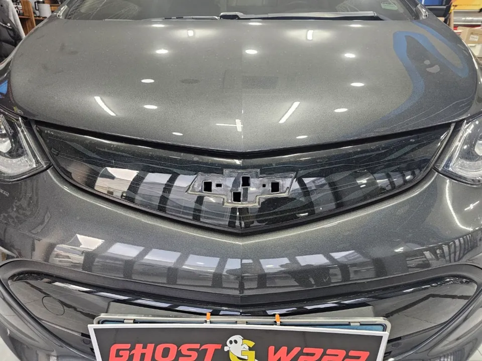 Chevrolet Bolt EVのエンブレムラッピング事例 施工写真 1-2