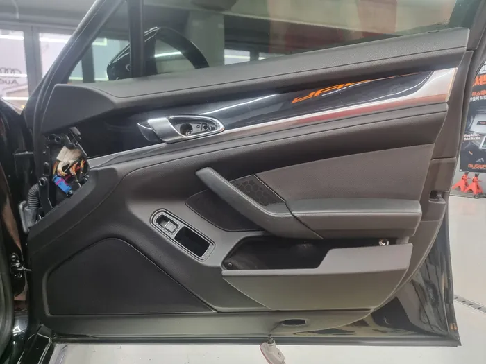 Porsche Panameraのカーオーディオ施工事例 施工写真 2-1