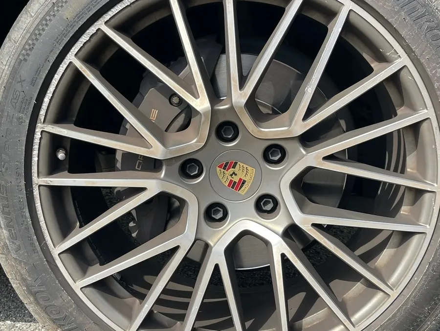 Porsche Cayenne Coupe wheel repair - Porsche Cayenne Coupe Wheel Repair & Gloss Black Painting Review photo 5