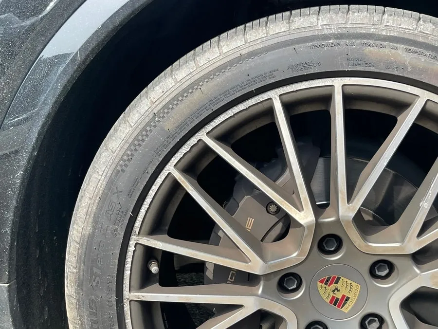 Porsche Cayenne Coupe wheel repair - Porsche Cayenne Coupe Wheel Repair & Gloss Black Painting Review photo 6