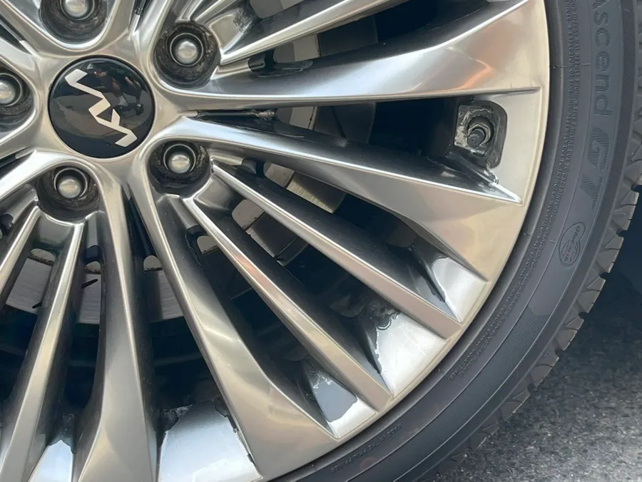 Kia K7のホイールリペア・塗装事例 施工写真 1-3