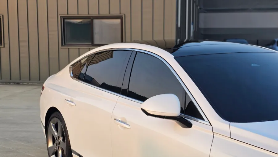 Genesis G80のカーフィルム施工事例|断熱・スモーク 施工写真 1-2