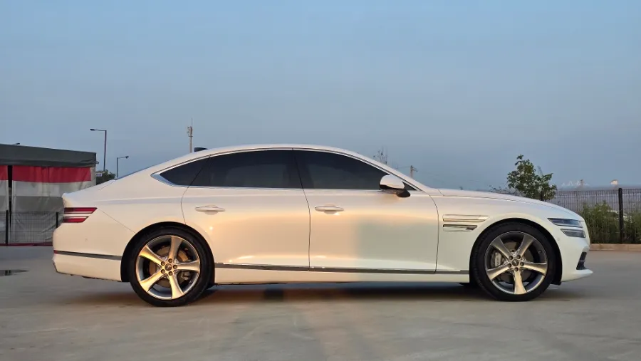Genesis G80のカーフィルム施工事例|断熱・スモーク 施工写真 3-2