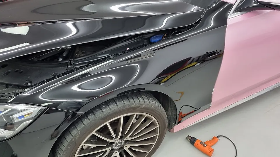 メルセデス・ベンツ Sクラス W223のカーラッピング事例 施工写真 4-2