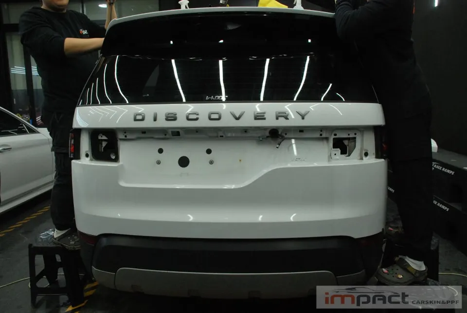 Land Rover Discovery vinyl wrap - Land Rover Discovery Vinyl Wrap Review: Black Pack Upgrade photo 4