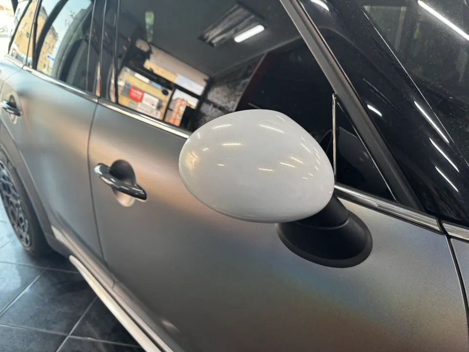 MINI Countrymanのカーラッピング事例|3Mフィルムで変身 施工写真 2-3