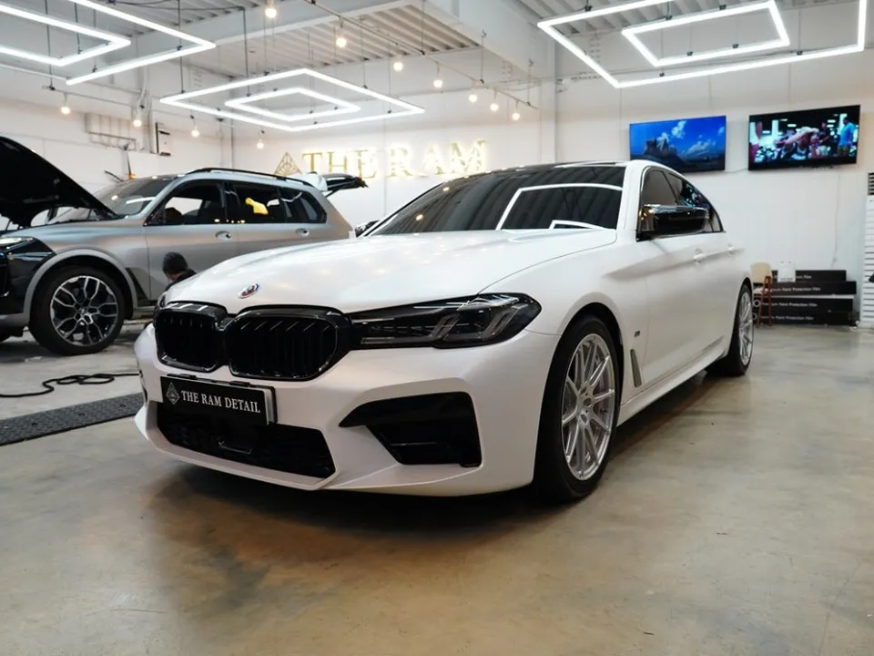 BMW 5 SeriesのPPF施工事例|無光フィルムで高級感を向上 施工写真 3-3