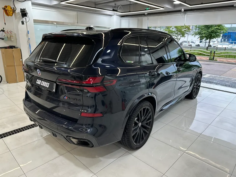 BMW X5のカーラッピング事例|リアルカーボン調 施工写真 1-1
