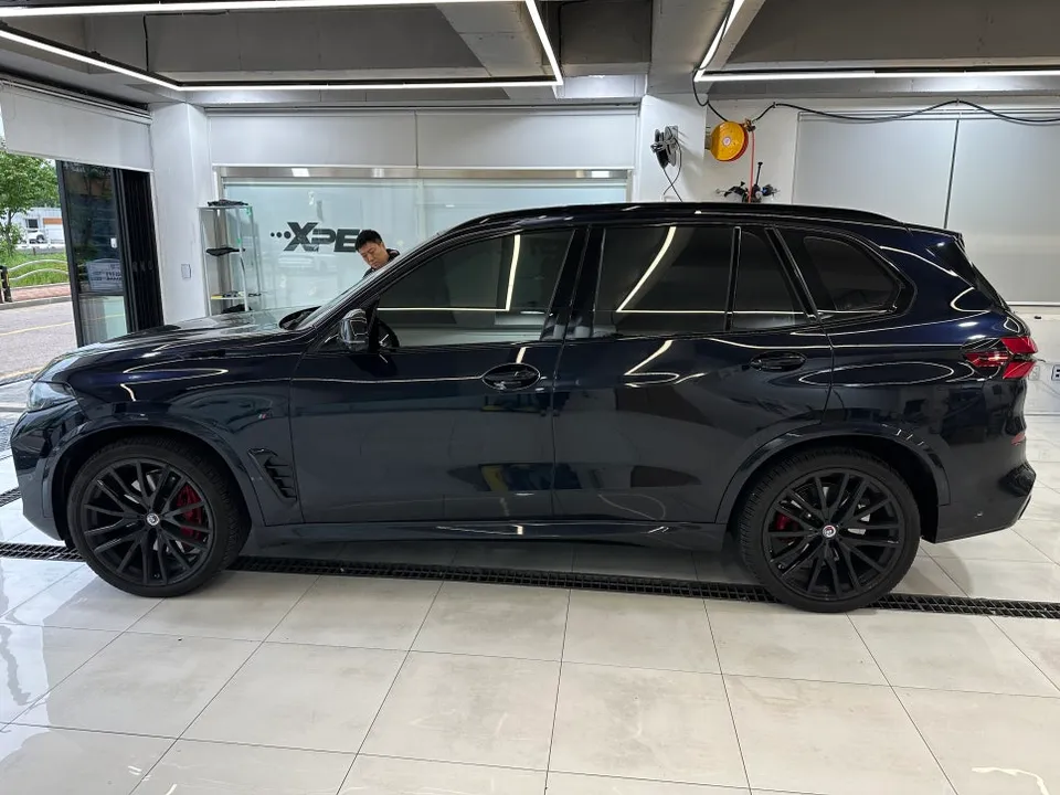 BMW X5のカーラッピング事例|リアルカーボン調 施工写真 2-1