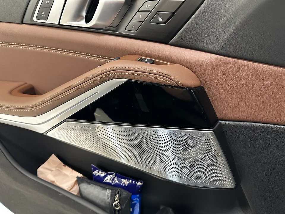 BMW X5のカーラッピング事例|リアルカーボン調 施工写真 3-1