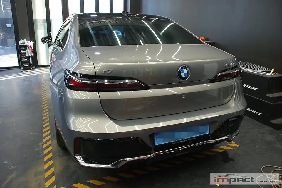BMW i7のカーラッピング事例|デュオトーンで高級感を演出 施工写真 2-1