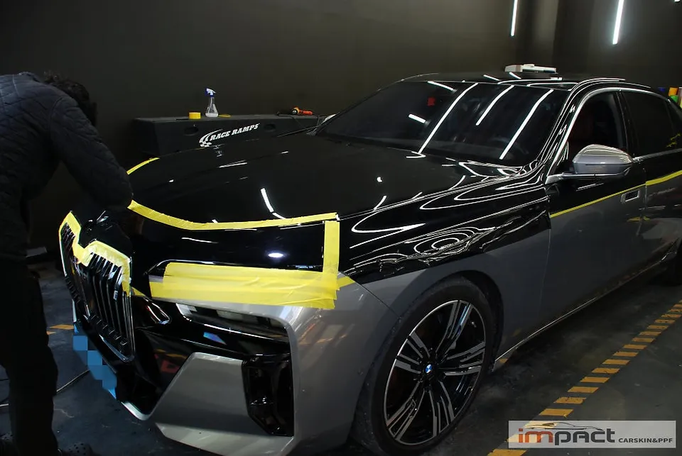 BMW i7のカーラッピング事例|デュオトーンで高級感を演出 施工写真 2-3