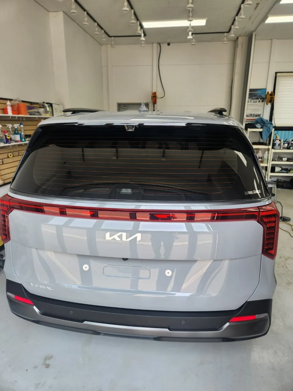 Kia Carnivalのカーフィルム施工事例｜費用目安と仕上がり 施工写真 1-2