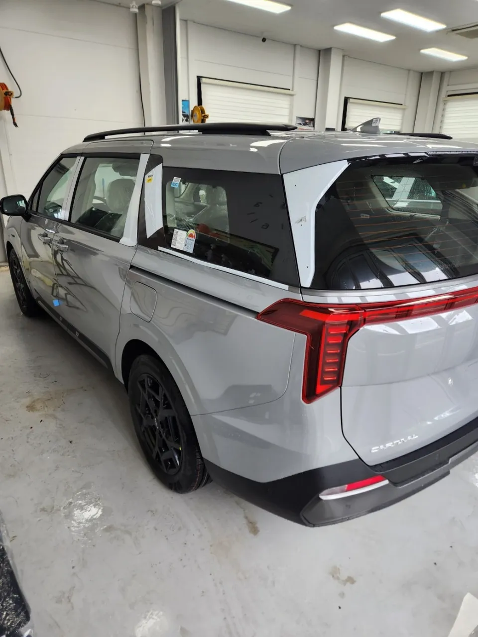 Kia Carnivalのカーフィルム施工事例｜費用目安と仕上がり 施工写真 2-2