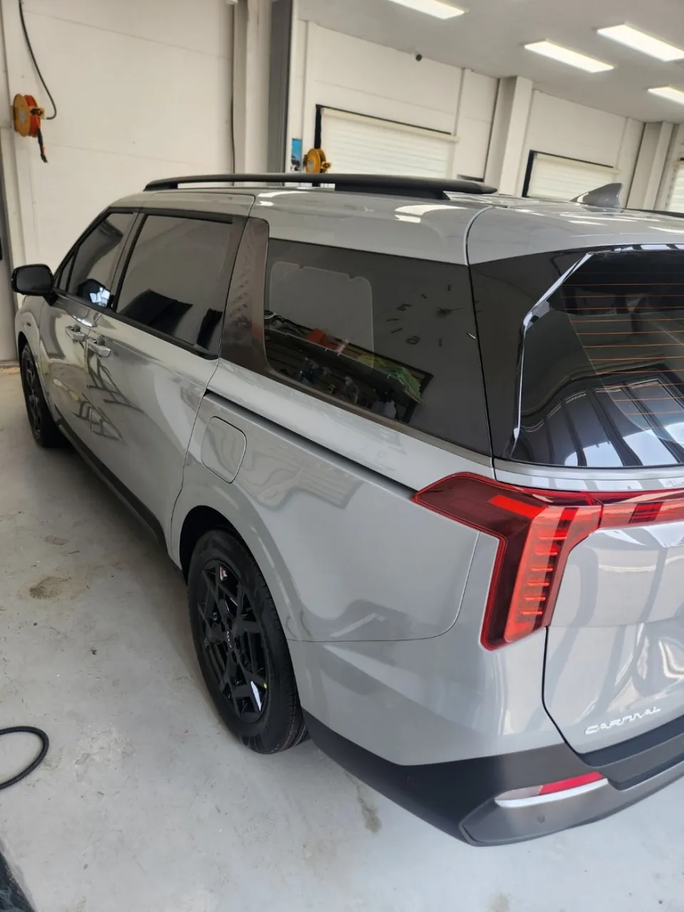 Kia Carnivalのカーフィルム施工事例｜費用目安と仕上がり 施工写真 3-2