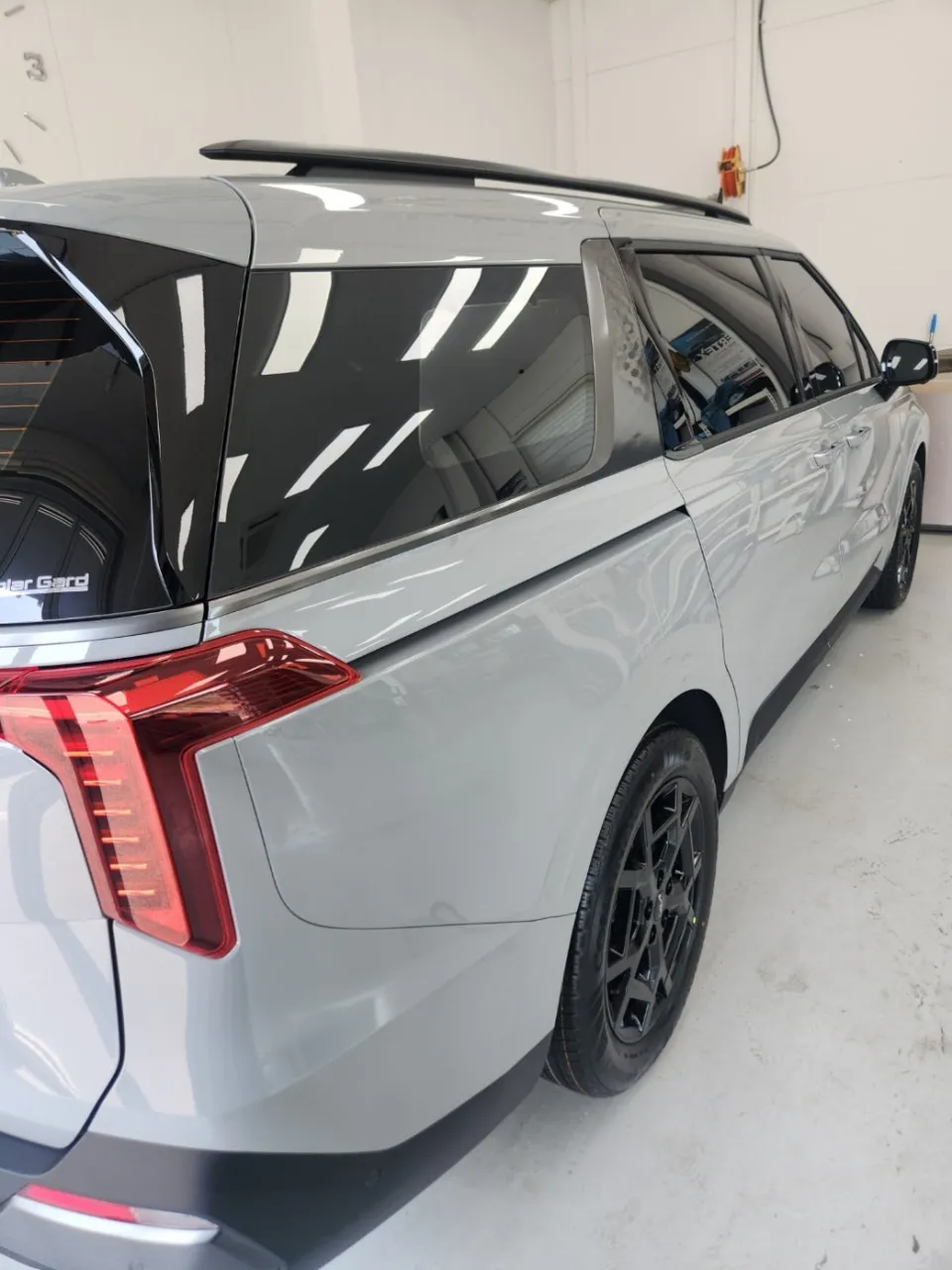 Kia Carnivalのカーフィルム施工事例｜費用目安と仕上がり 施工写真 1-3