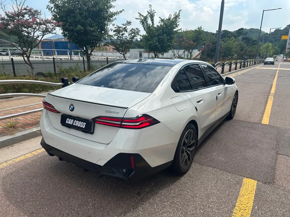 BMW 5 Series G60のカーラッピング事例｜クローム除去で個性をプラス 施工写真 3-1