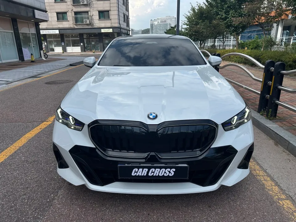 BMW 5 Series G60のカーラッピング事例｜クローム除去で個性をプラス 施工写真 1-3