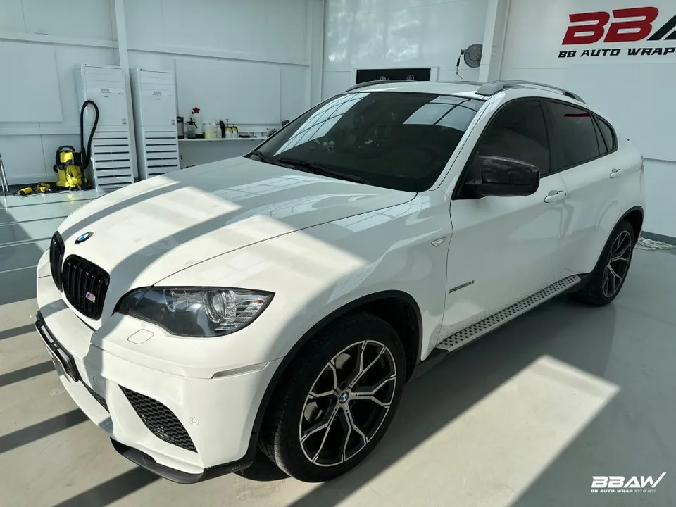 BMW X6のカーラッピング事例|サテンダークグレーの仕上がり 施工写真 1-1