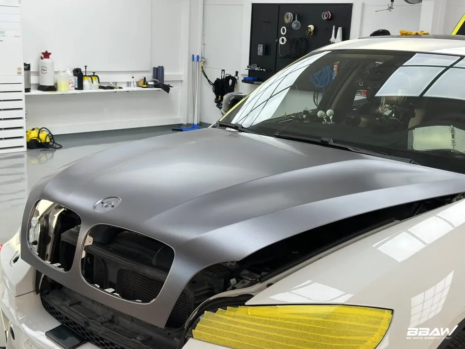 BMW X6のカーラッピング事例|サテンダークグレーの仕上がり 施工写真 2-3