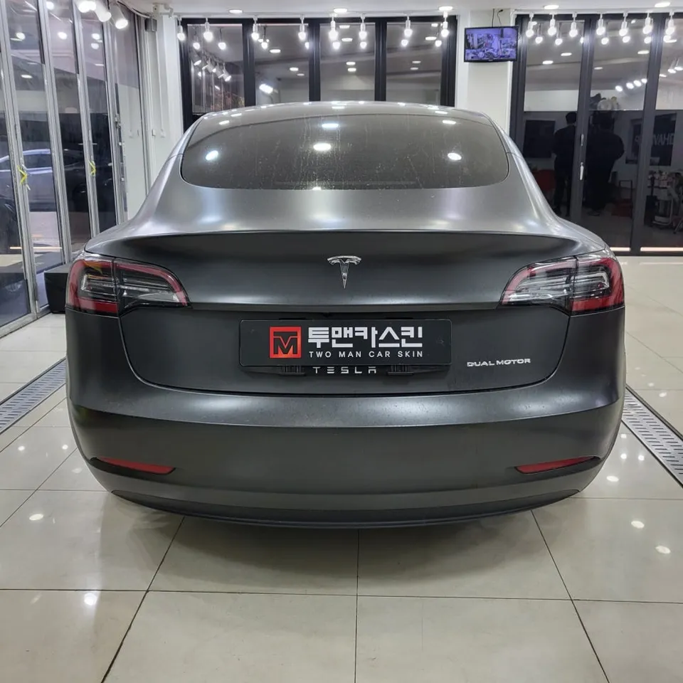 Tesla Model 3 カーラッピング事例:チョークグレーへの変身 施工写真 1-2