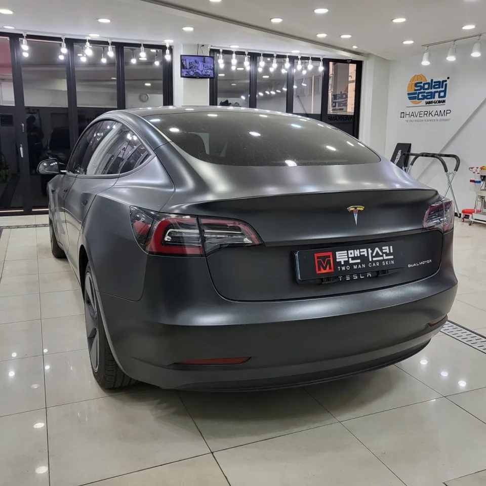 Tesla Model 3 カーラッピング事例:チョークグレーへの変身 施工写真 2-2