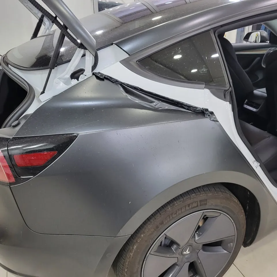 Tesla Model 3 カーラッピング事例:チョークグレーへの変身 施工写真 3-2