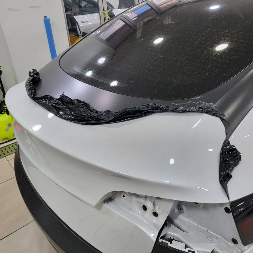 Tesla Model 3 カーラッピング事例:チョークグレーへの変身 施工写真 1-3