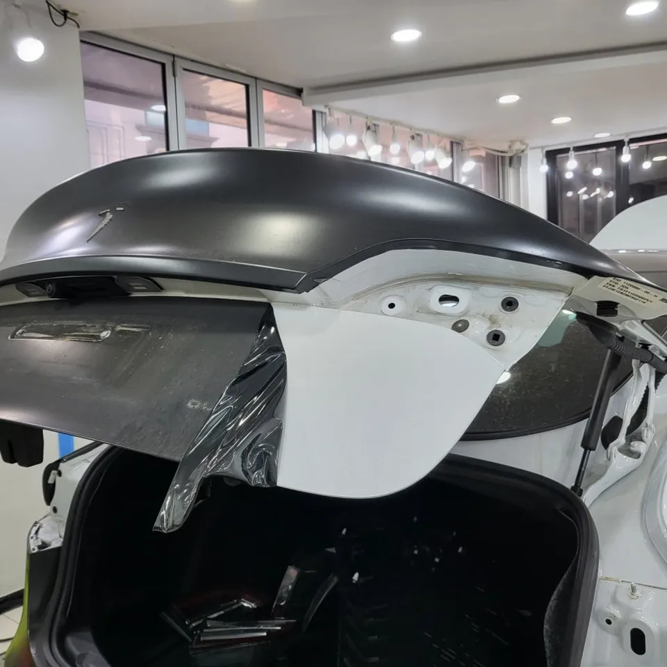 Tesla Model 3 カーラッピング事例:チョークグレーへの変身 施工写真 2-3