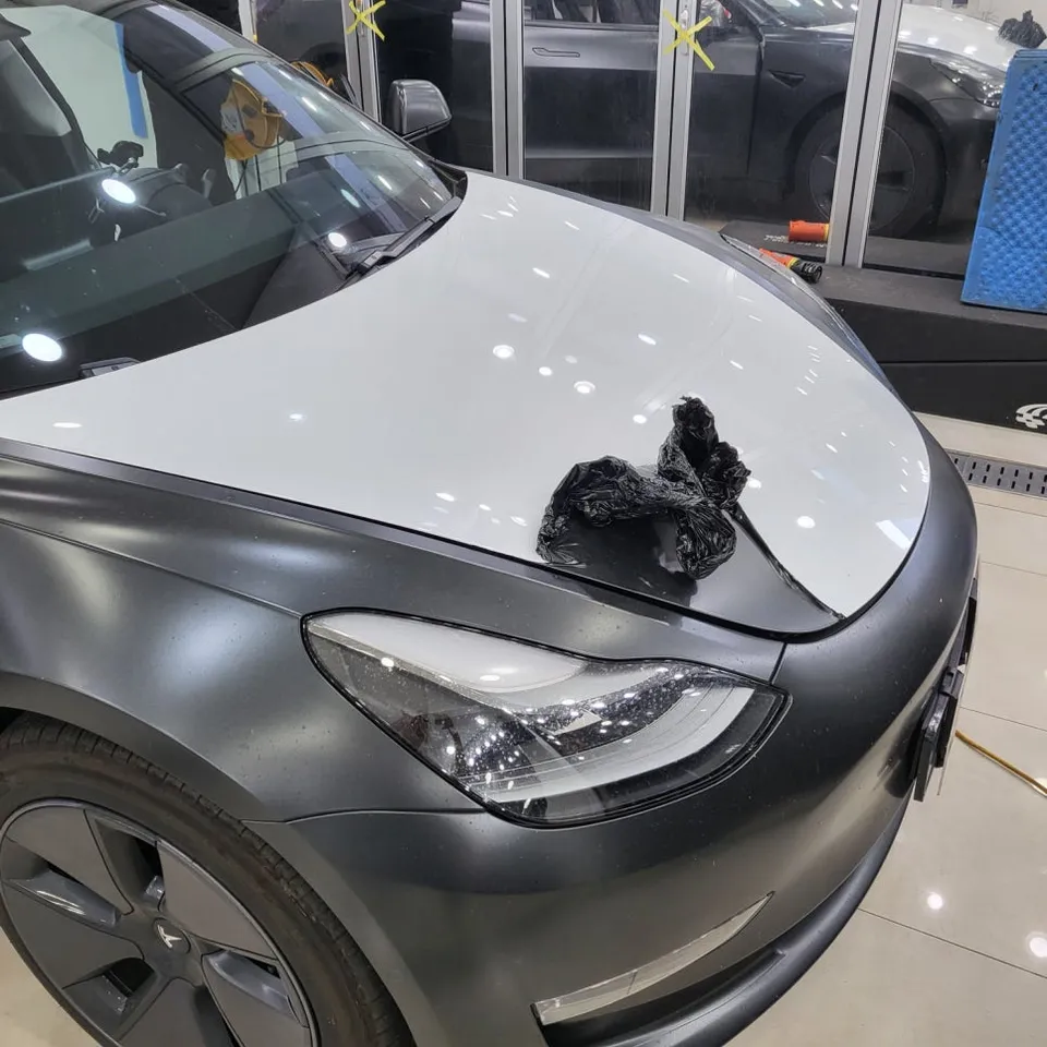 Tesla Model 3 カーラッピング事例:チョークグレーへの変身 施工写真 3-3