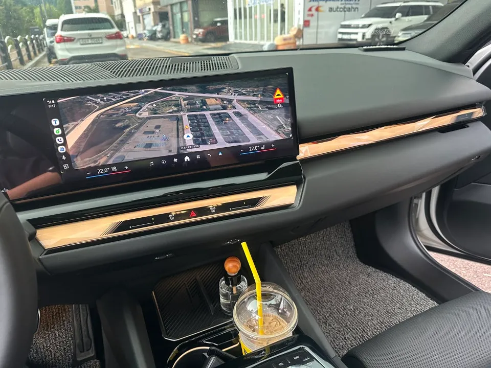 BMW G60のカーラッピング事例：グリルと室内カスタム 施工写真 3-1