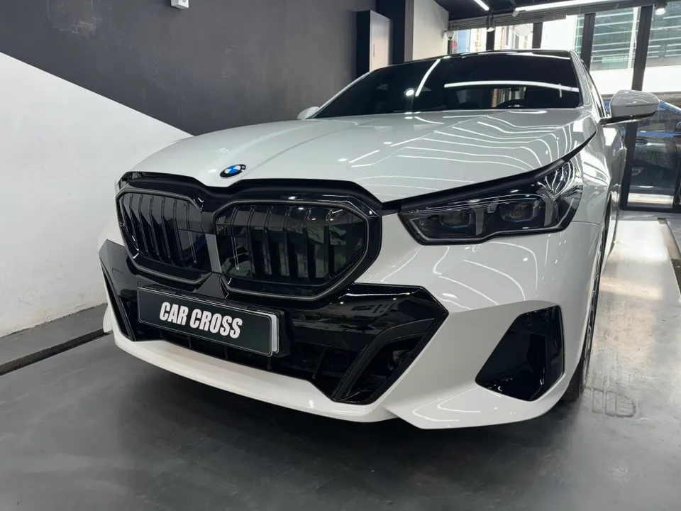 BMW G60のカーラッピング事例：グリルと室内カスタム 施工写真 3-2