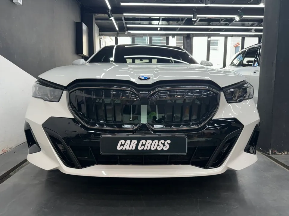 BMW G60のカーラッピング事例：グリルと室内カスタム 施工写真 1-3