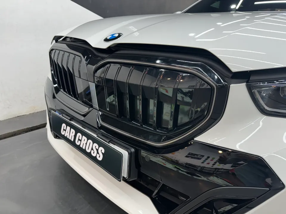 BMW G60のカーラッピング事例：グリルと室内カスタム 施工写真 2-3