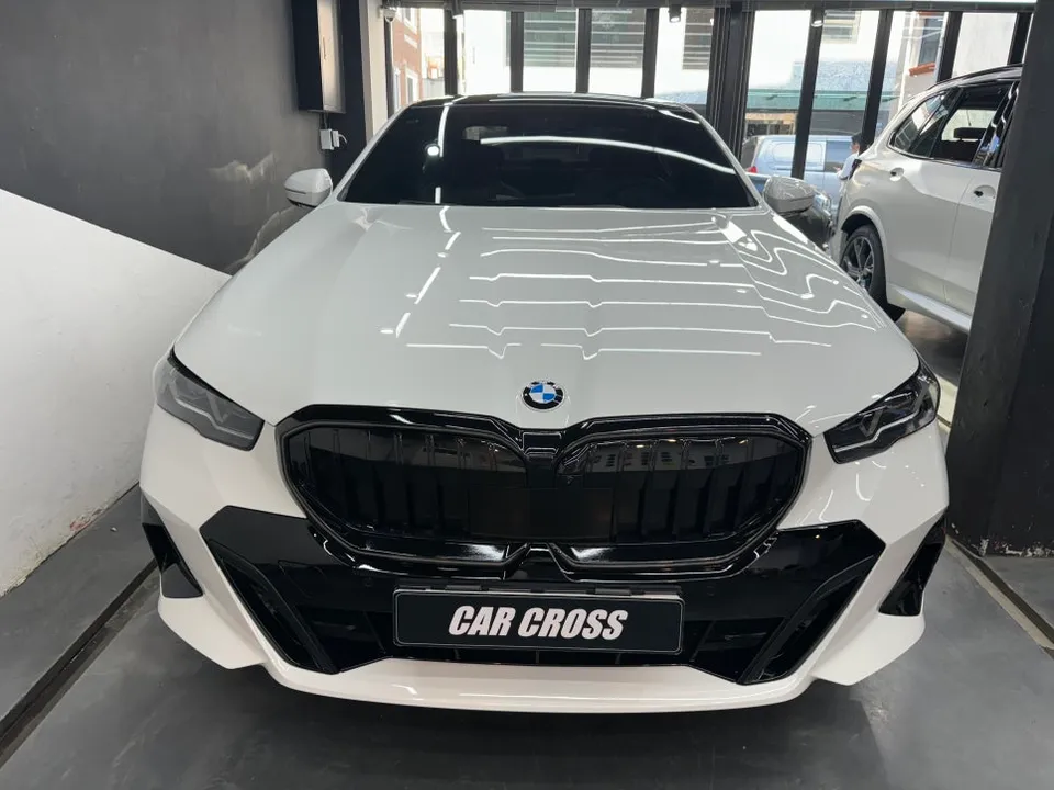 BMW G60のカーラッピング事例：グリルと室内カスタム 施工写真 3-3