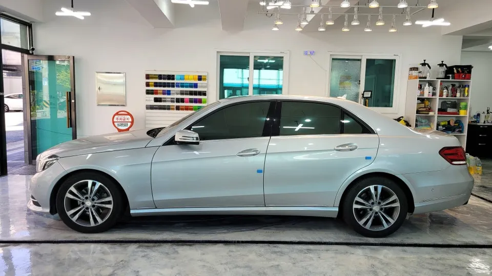 Mercedes-Benz Eクラスのカーラッピング事例|費用目安・仕上がり 施工写真 2-1
