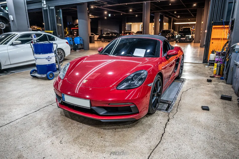 Porsche 718 Boxster GTS ambient lighting installation result