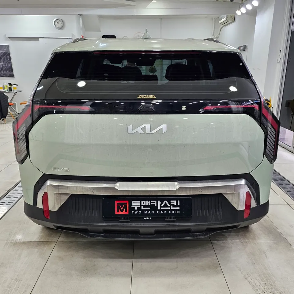 Kia EV3のPPF施工事例|ヘッドライト保護の重要性 施工写真 1-2