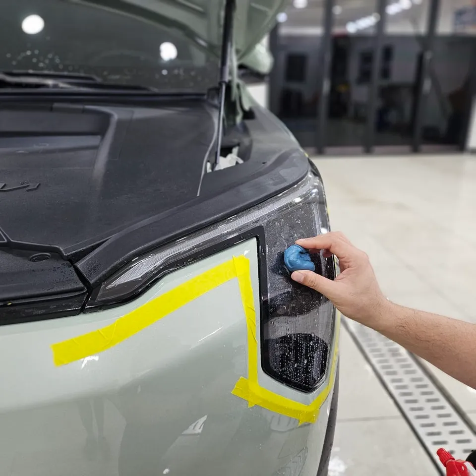 Kia EV3のPPF施工事例|ヘッドライト保護の重要性 施工写真 1-3