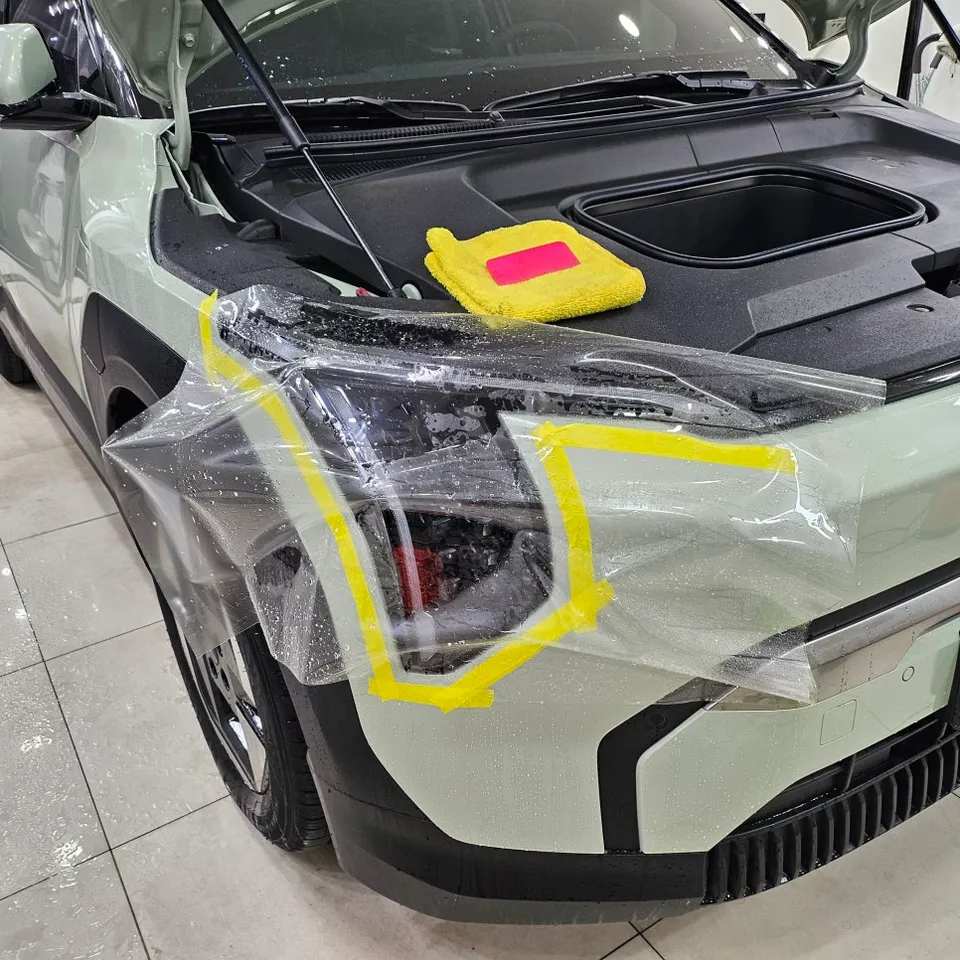 Kia EV3のPPF施工事例|ヘッドライト保護の重要性 施工写真 2-3